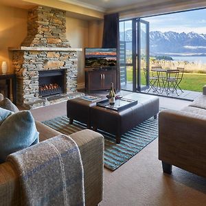 Three-Bedroom Villa Lake View